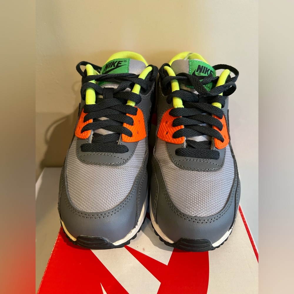 Nike AirMax 90 size 5Y GS Grt condition with original box